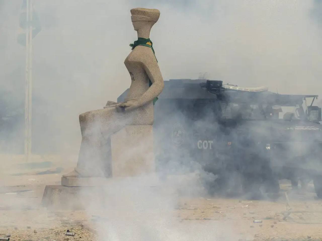 Manifestantes invadem e depredam prédios públicos na Praça dos Três Poderes. Estátua da Justiça, em frente ao Supremo Tribunal Federal (STF), coberta por fumaça.