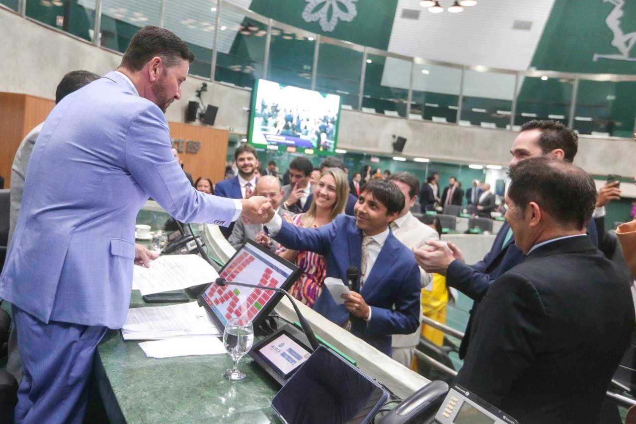 O deputado Leo Suricate (Psol) cumprimenta o presidente da Alece, deputado Romeu Aldigueri (PSB)