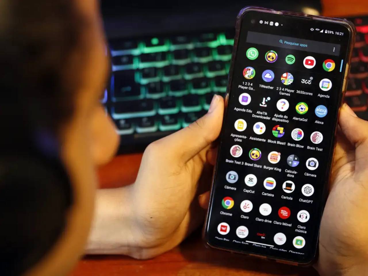 Crianças com perfil aberto em redes sociais