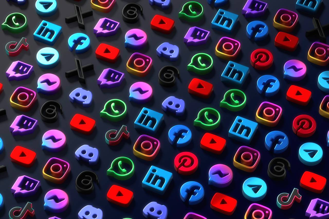 Arte com símbolos de redes sociais