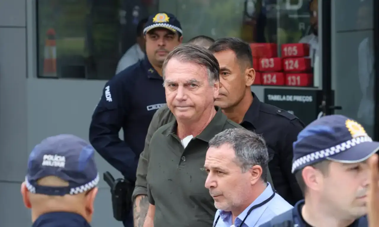 O ex-presidente Jair Bolsonaro, acompanhado de seu filho, Jair Renan, deixa hospital sob forte esquema de segurança