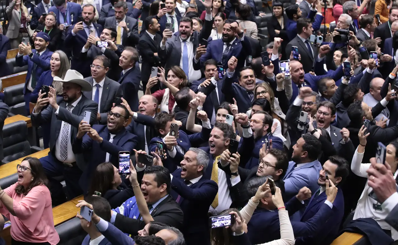 Deputados comemoram aprovação de urgência do PL da anistia