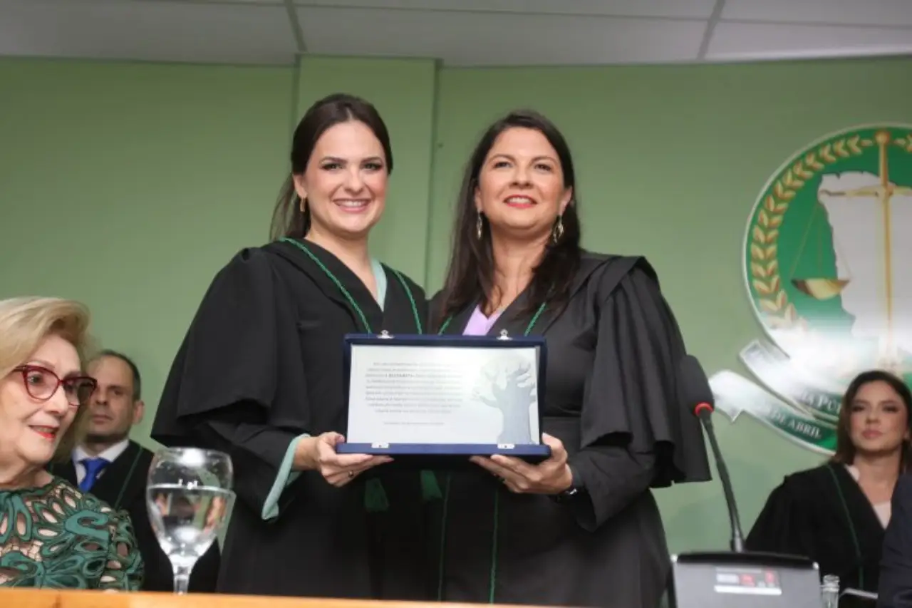 Samia Farias e Elizabeth Chagas durante a posse da primeira como defensora pública geral