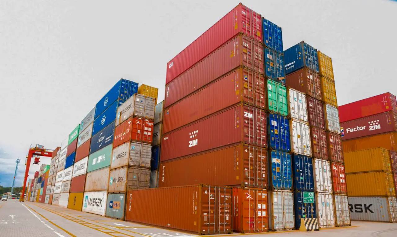 Contêineres empilhados em porto