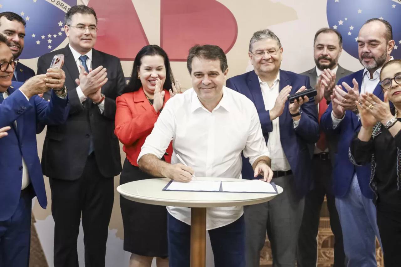 Prefeito Evandro Leitão sanciona lei na sede da OAB Ceará