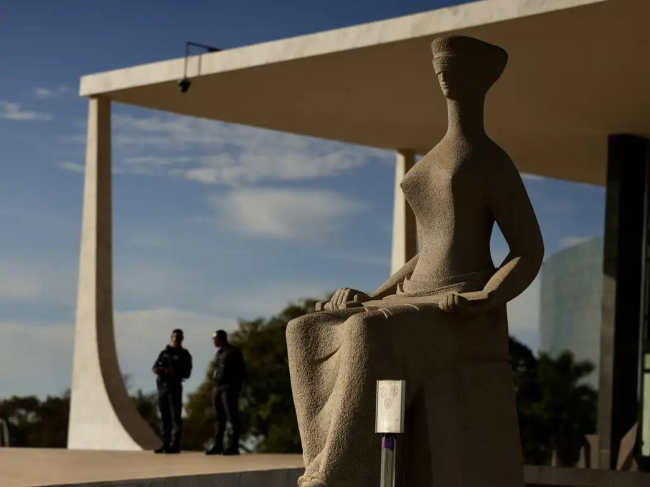 Estátua da Justiça em frente ao STF