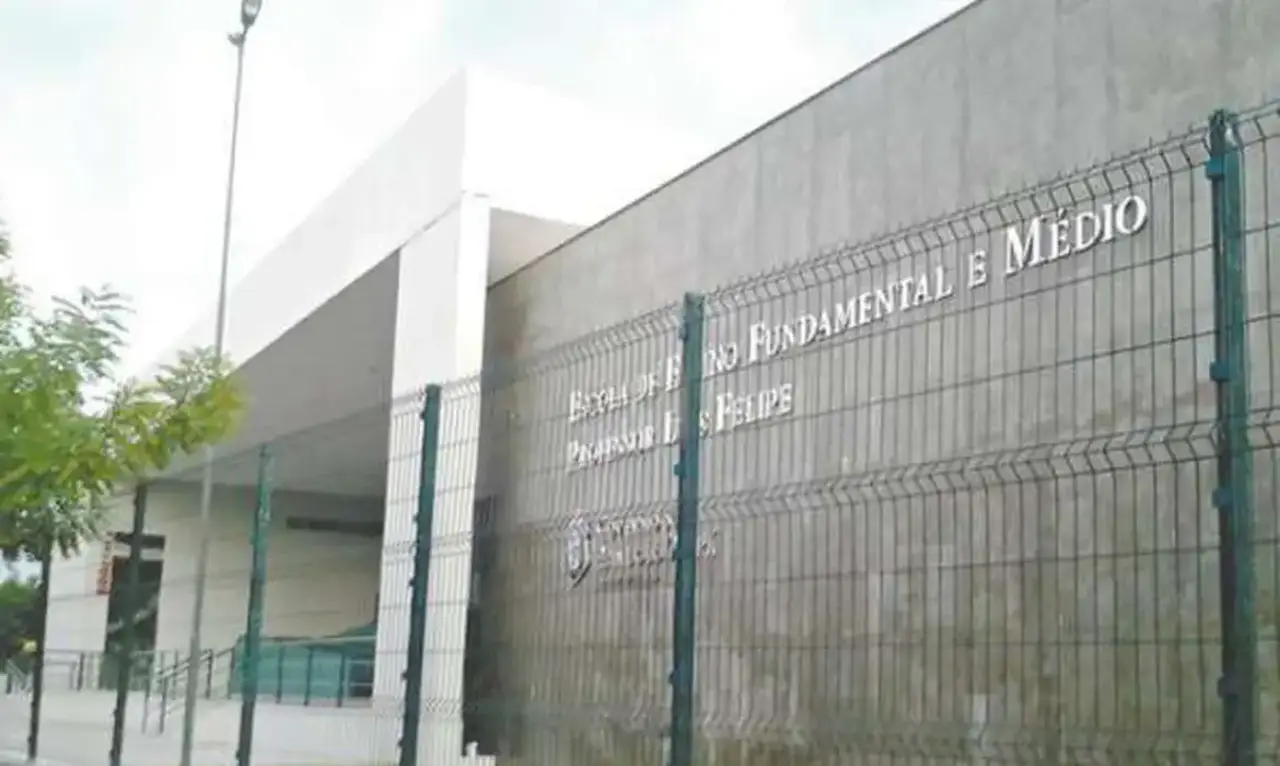 Fachada da Escola Estadual Luís Felipe, em Sobral