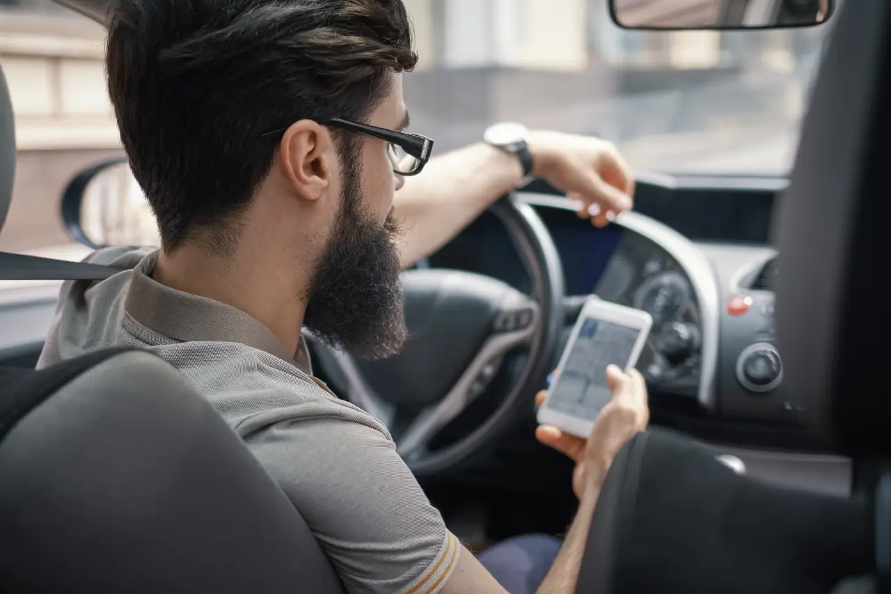 homem-usando-o-celular-enquanto-estiver-dirigindo