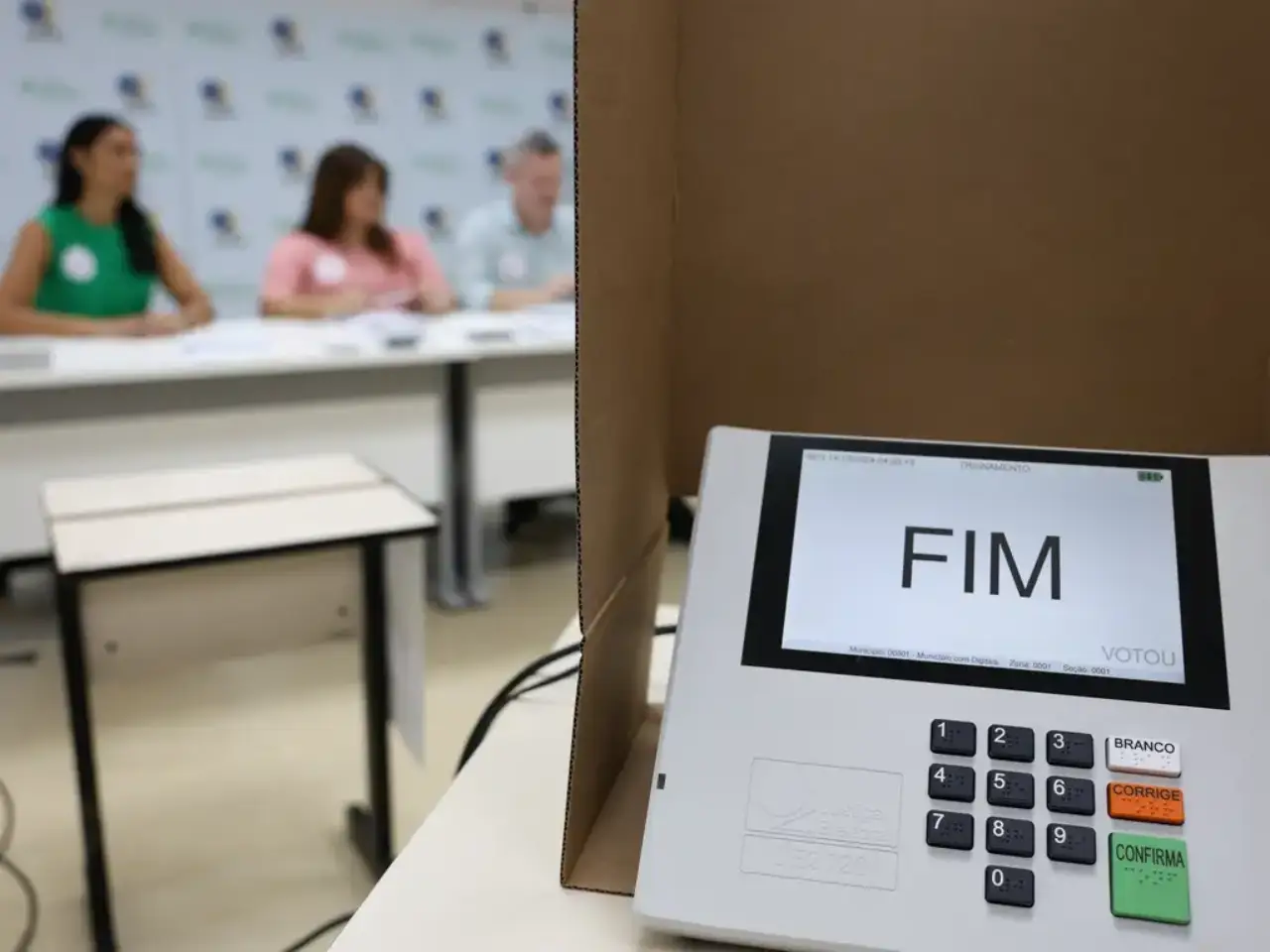 Simulação da eleição para demonstração do fluxo de votação, em uma seção eleitoral cenográfica