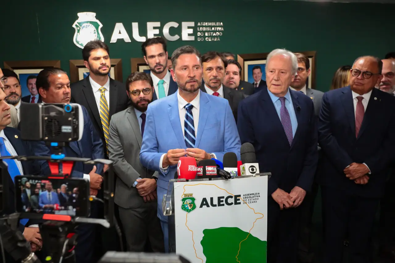 Romeu Aldigueri durante coletiva antes da solenidade que homenageou o ministro da Justiça, Ricardo Lewandowski, com o título de Cidadão Cearense