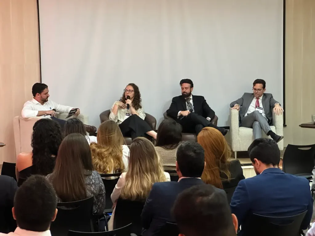 Painelistas do evento “Legal Intelligence: Dados, Tecnologia e Liderança”, promovido pela Amcham Brasil em Fortaleza