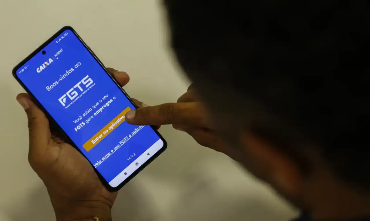 Pessoa vendo o aplicativo do FGTS em celular