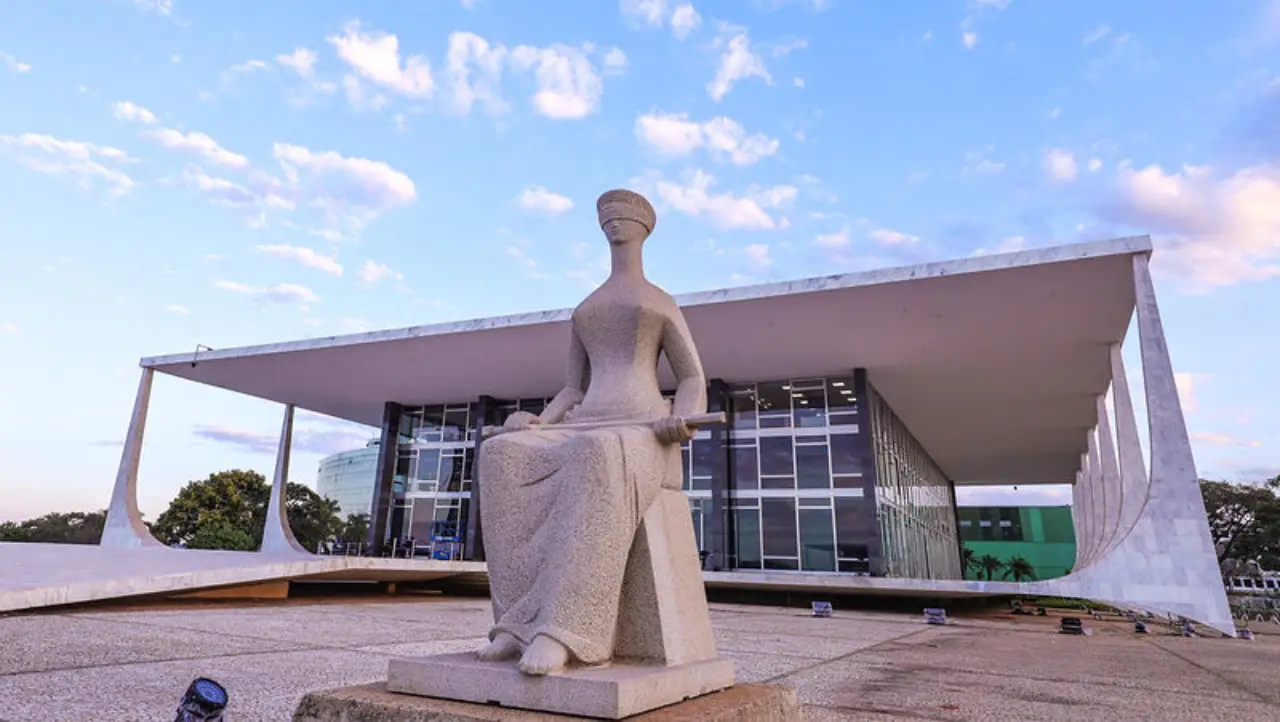 Estátua da Justiça em frente à sede do STF
