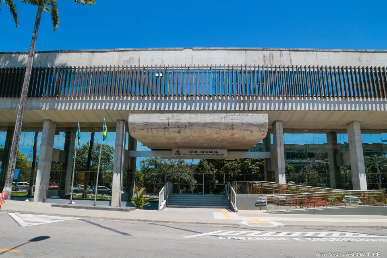 Entrada da sede do TJCE