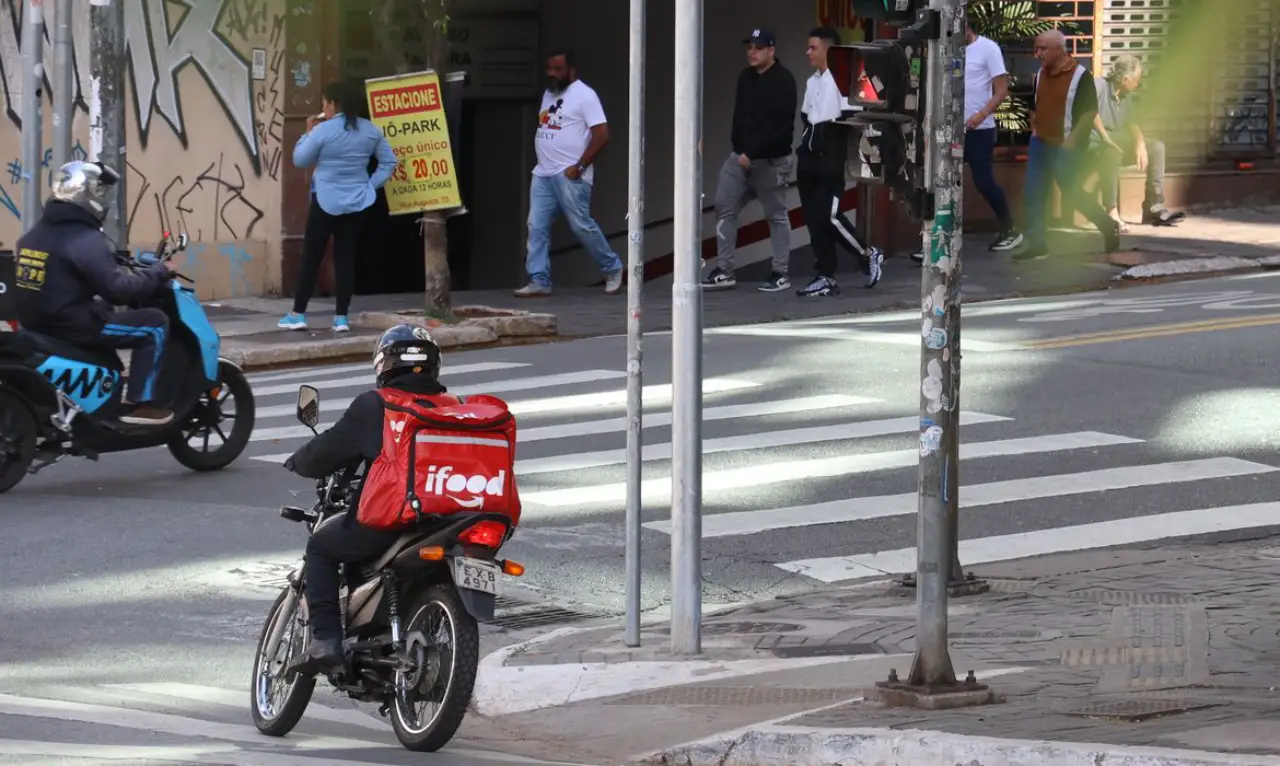 Motociclista pilotando em rua
