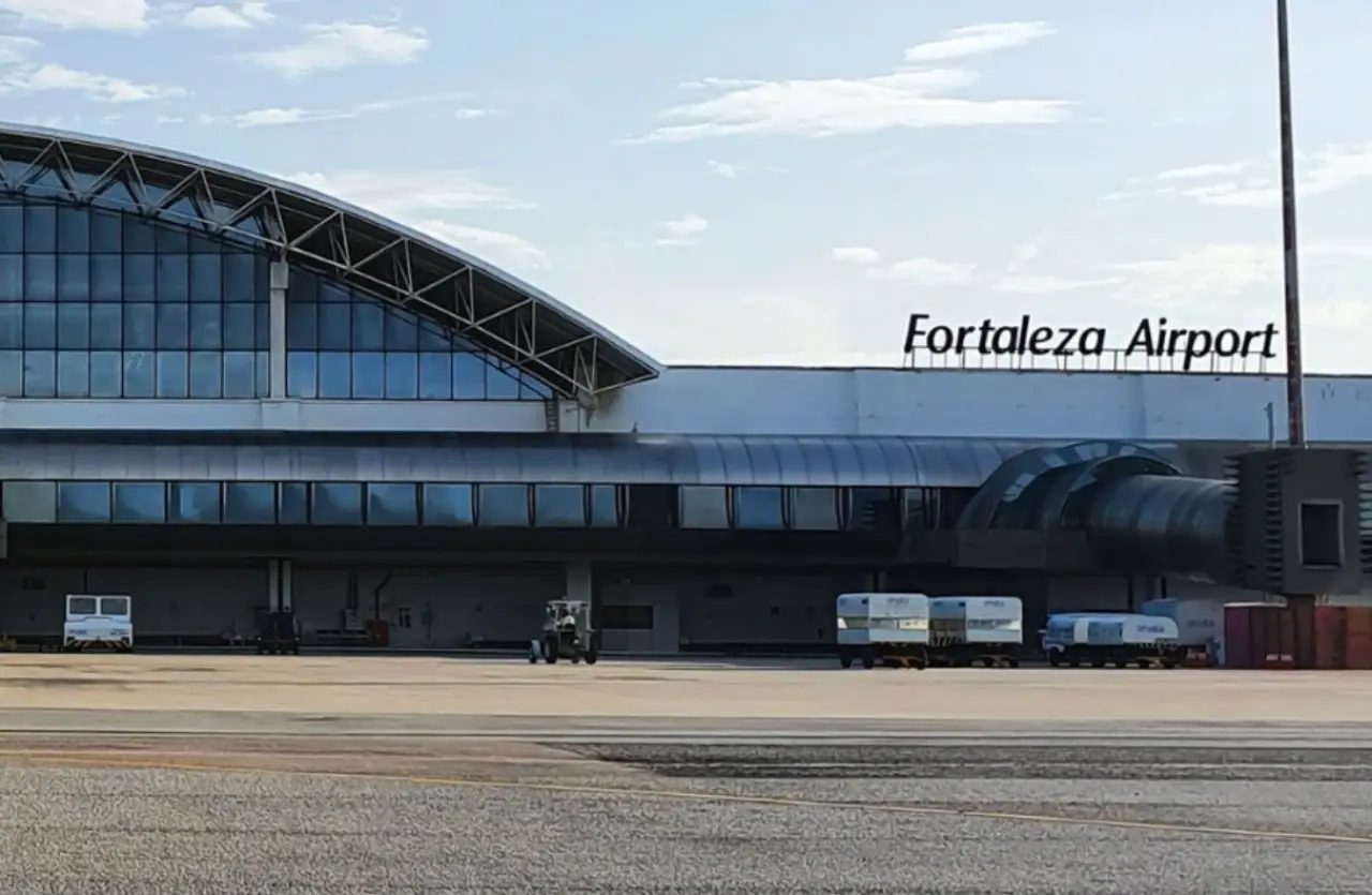 Pista e terminal do Aeroporto de Fortalza