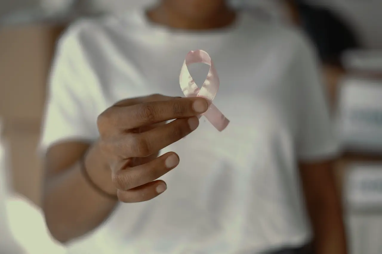 camiseta-branca-luta-contra-aids-assine-com-fita