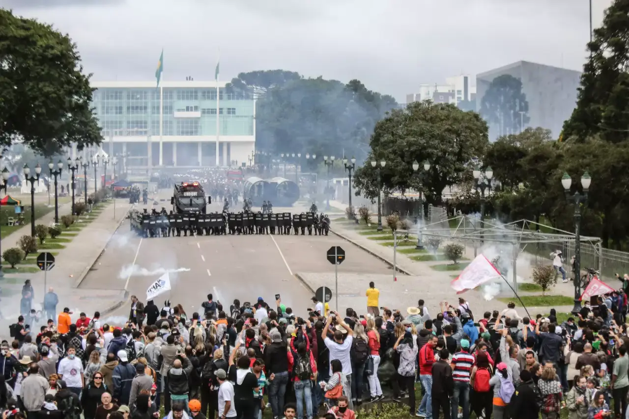 Operação Centro Cívico, em meio a protesto, em Curitiba. Foto: Joka Madruga/Futura Press