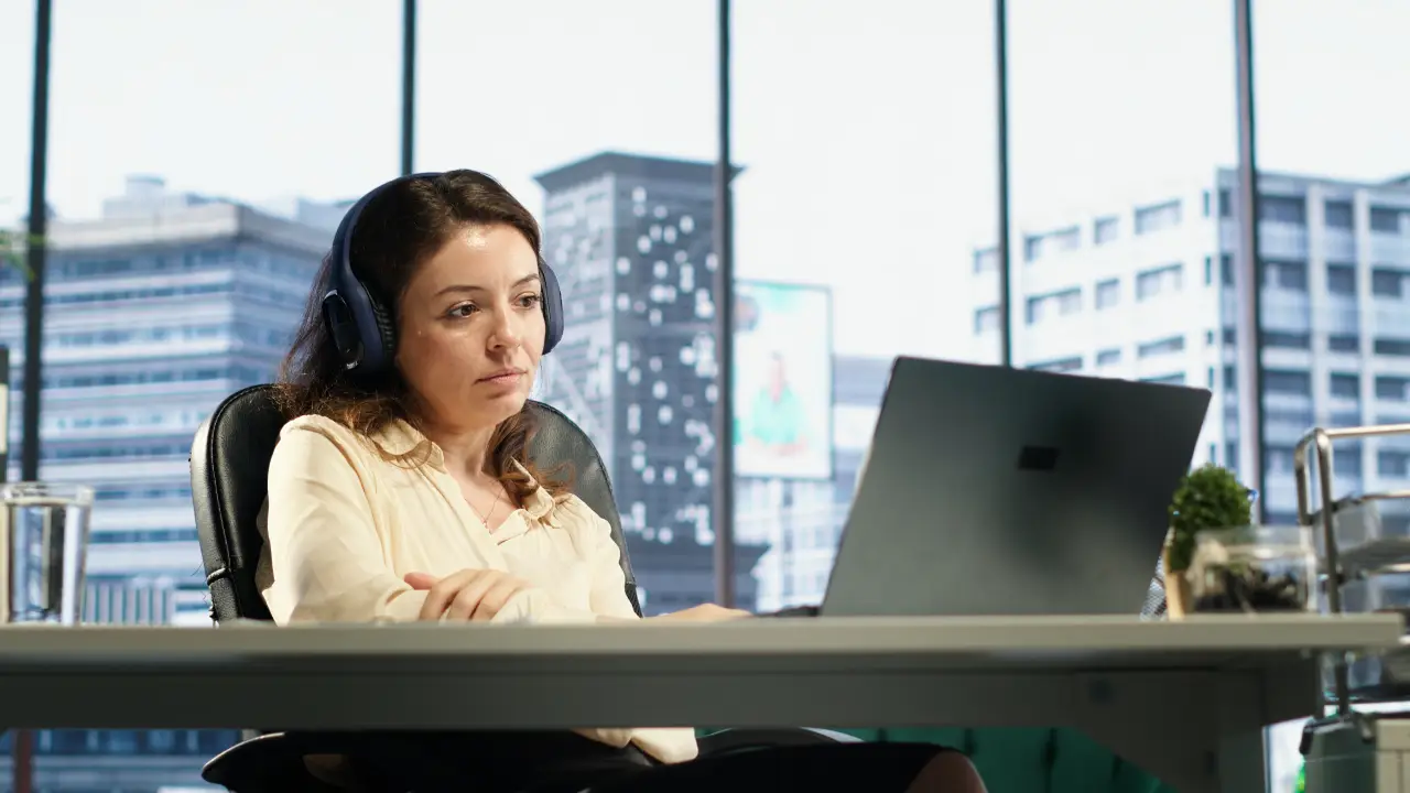 Justiça reverte justa causa de secretária demitida por ver filmes no trabalho