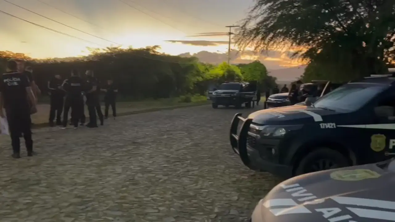 Policiais e viaturas na Operação Sórdida Pecúnia