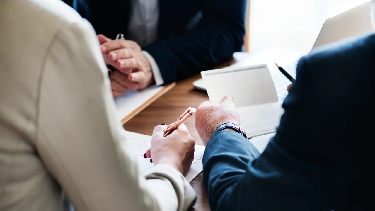 pessoas-negocio-investir-ligado-startup-buiness