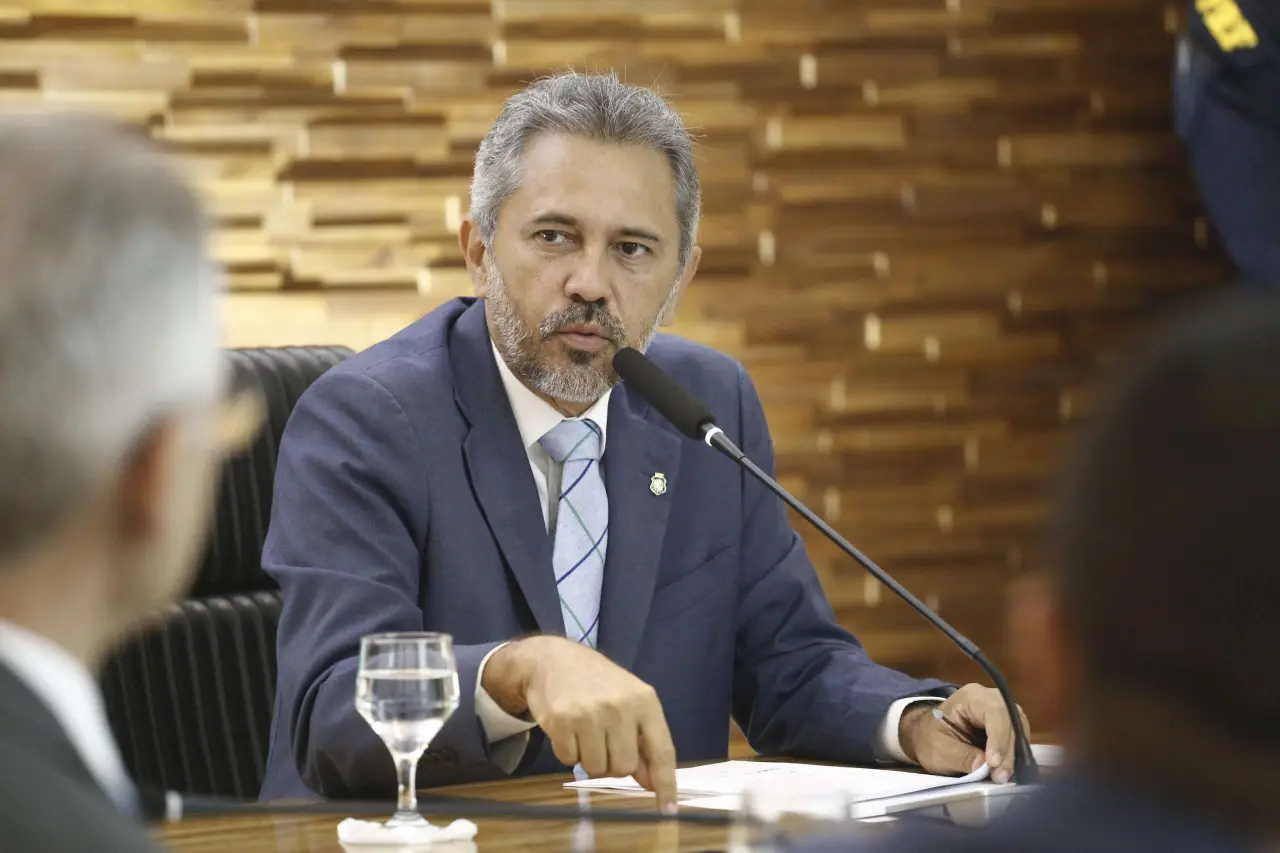 Os símbolos do anúncio de novos presídios que reuniu os três Poderes e sistema de Justiça no Ceará