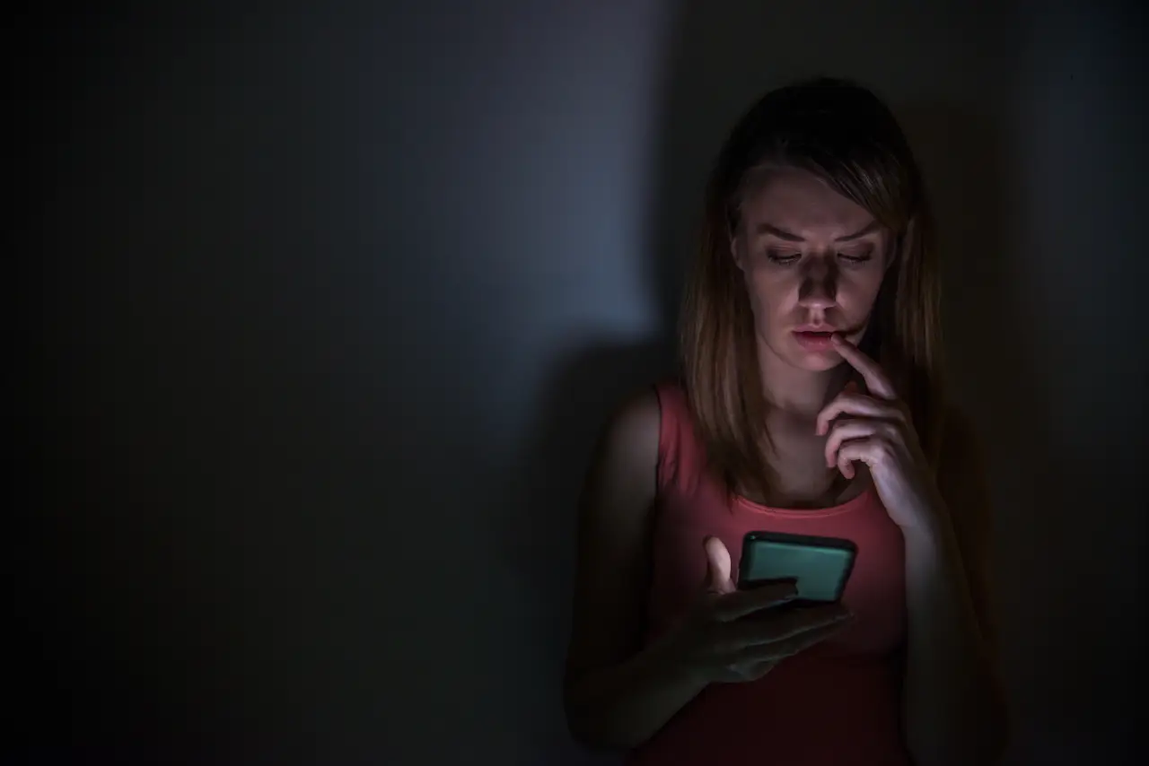 jovem-garota-vulneravel-e-vulneravel-usando-o-telefone-celular-sofrimento-assustado-e-desesperado-abuso-line-cyberbullying-sendo-perseguido-e-assediado-no-conceito-de-intimidacao-cibernetica-adolescente