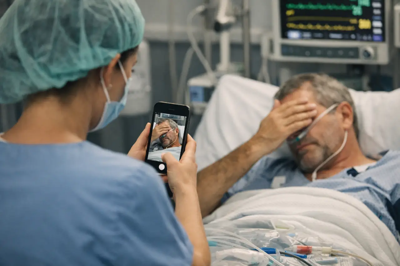 Imagem gerada por IA mostra enfermeira fotografando paciente