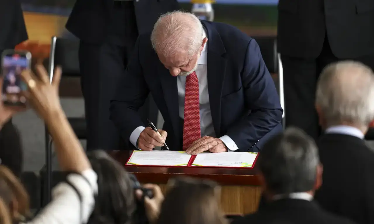 Lula assina veto à lei da Dosimetria