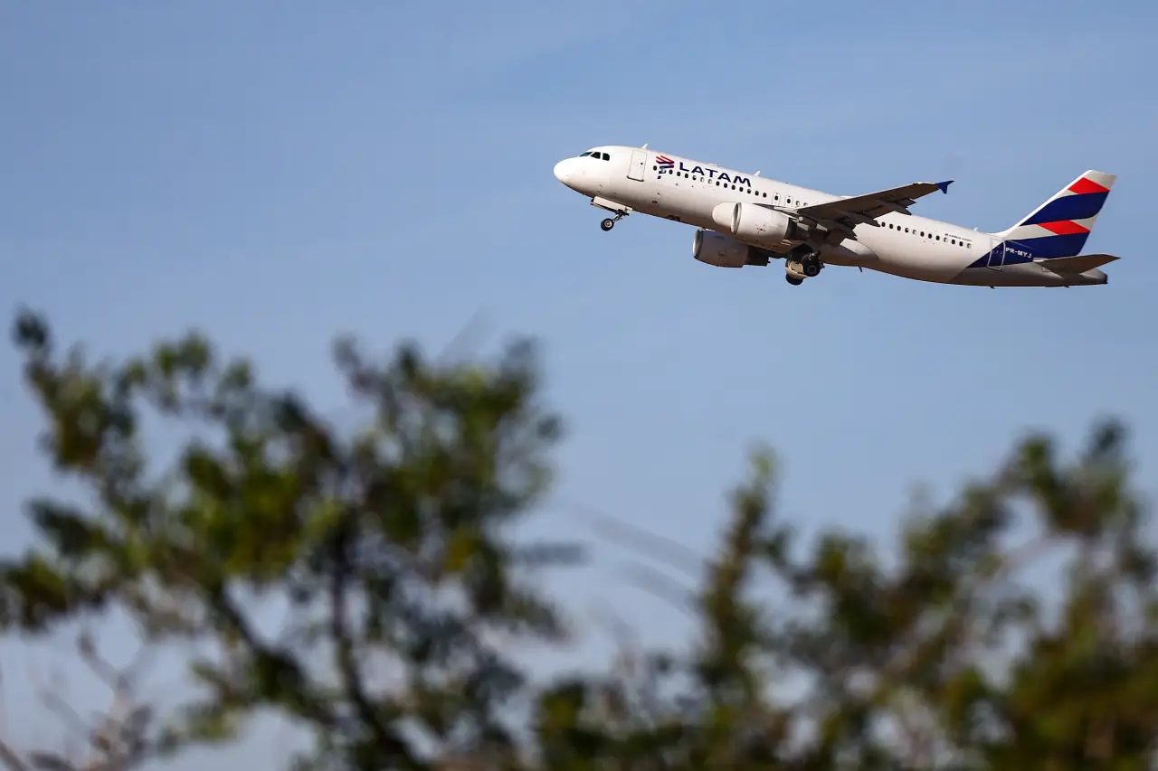 Avião da Latam logo após decolagem