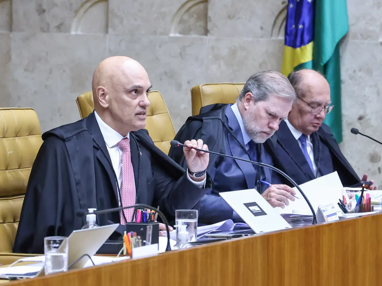 Sessão plenária do STF com os ministros Moraes, Toffoli e Mendes