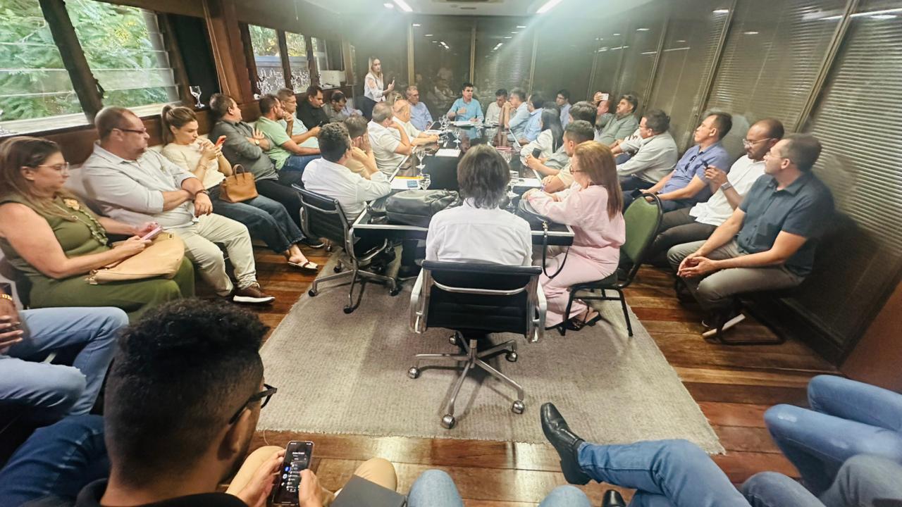 Reunião ocorreu no Palácio da Abolição com a presença de 12 prefeitos, secretários municipais e produtores rurais