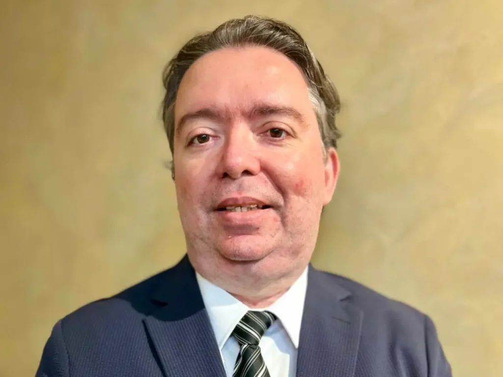 Giovani Magalhães é mestre em Direito Constitucional e Relações Econômicas, professor universitário e autor de obras jurídicas voltadas ao Direito Empresarial