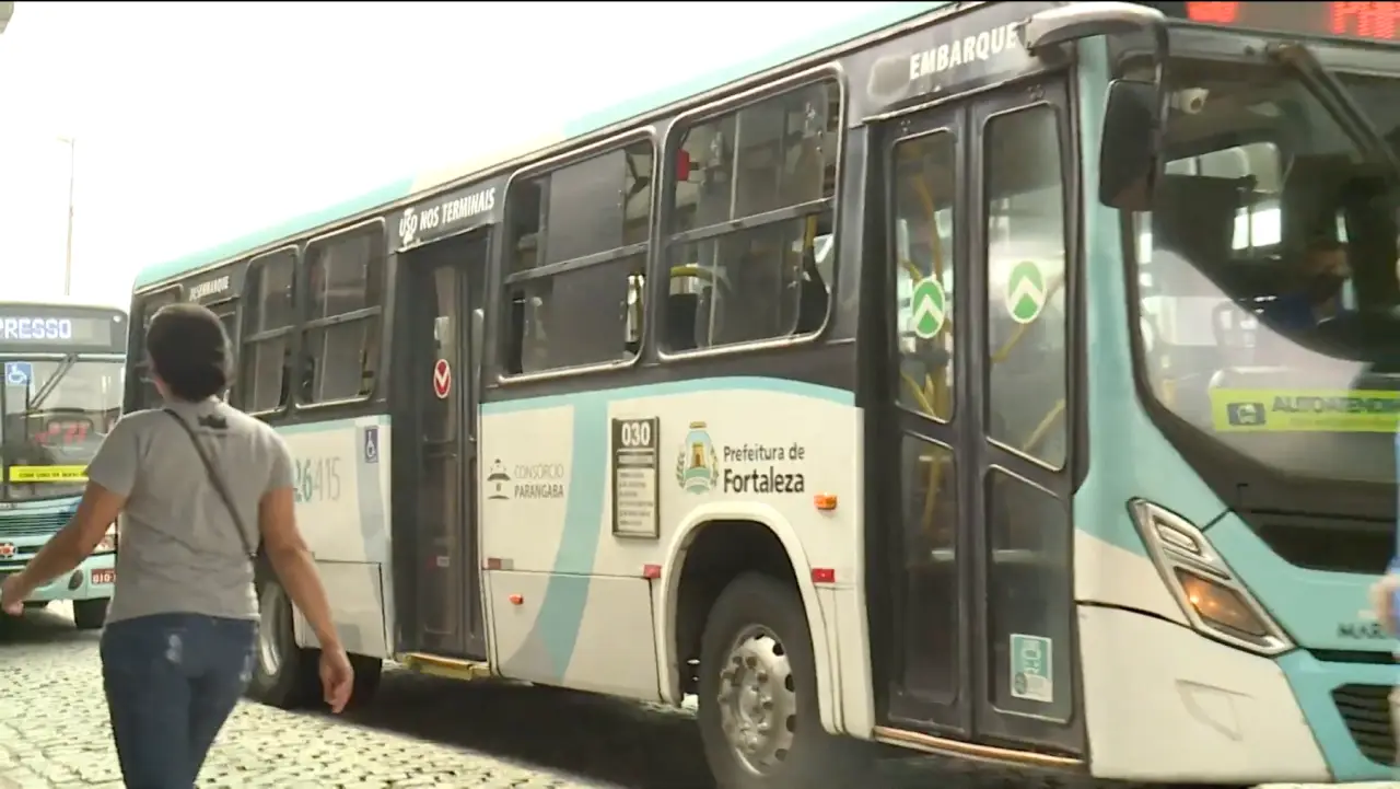 Ônibus em terminal de Fortaleza