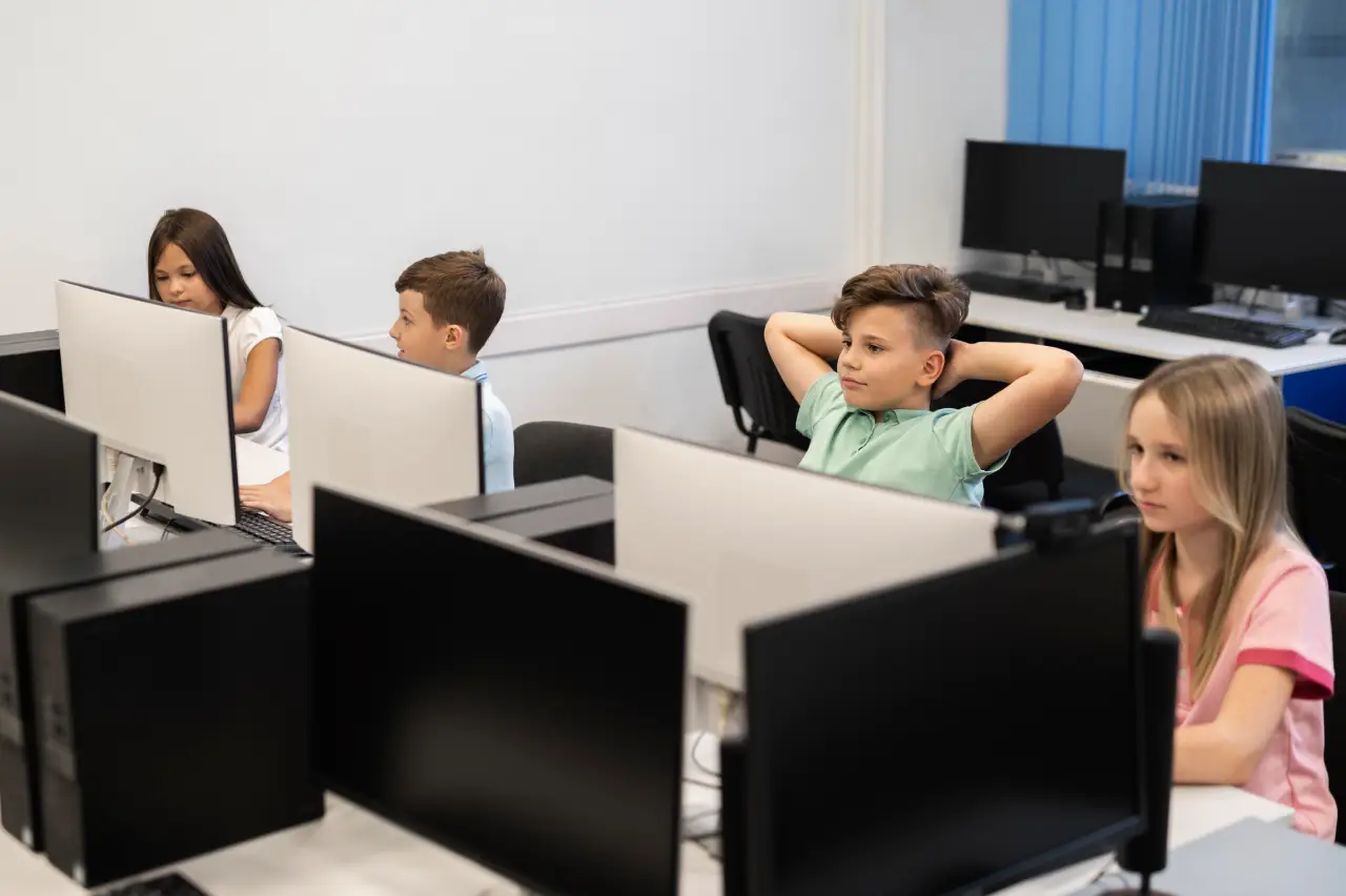 Crianças com acesso a internet na escola