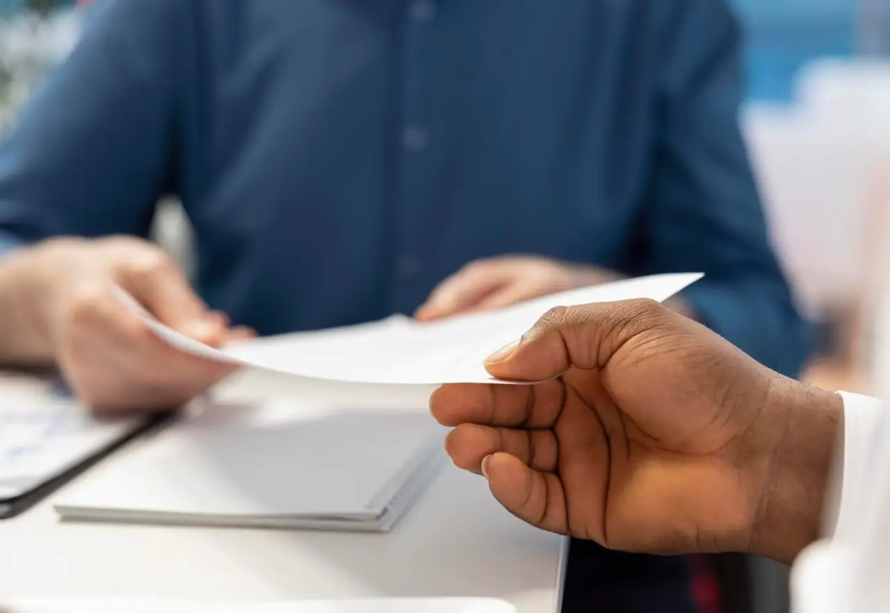 Fabricante de armas deve indenizar técnico demitido no mesmo dia em que deixou emprego anterior