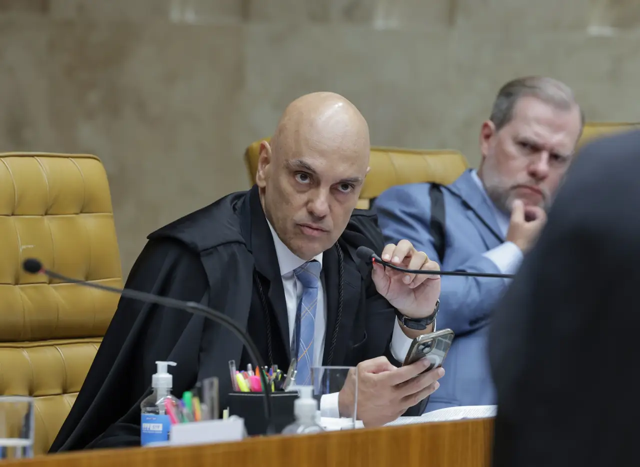 Moraes vota para proibir vínculo entre psicologia e religião; Fachin leva caso ao plenário físico