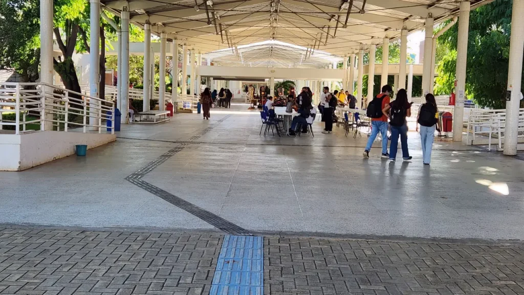 Piso tátil ajuda a trilhar os caminhos para pessoas com deficiência visual nos espaços da UFCA