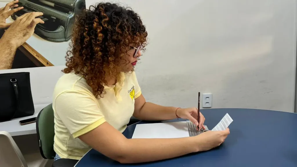 Tereza durante o processo de criação das cartas