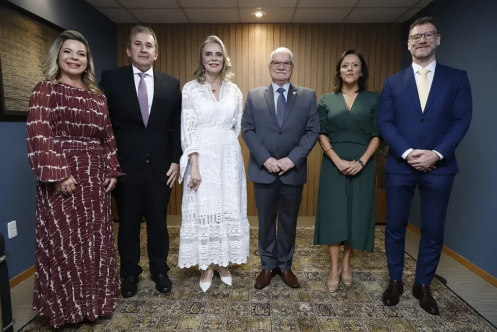 Presidente do CNJ, min. Edson Fachin, com novas conselheiras e novos conselheiros na cerimônia de posse dos novos conselheiros do CNJ