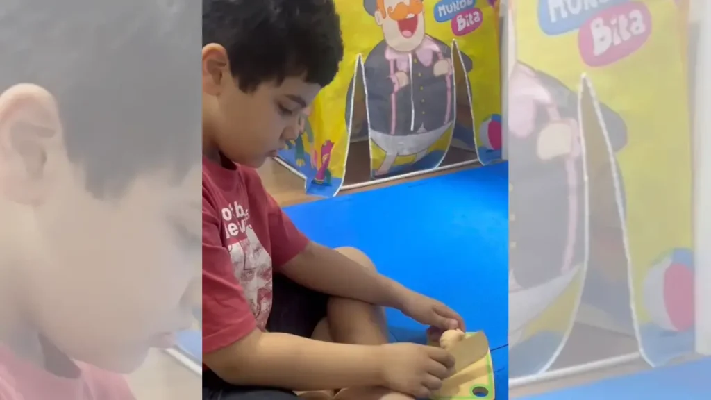 Caio Braide brinca em sala lúdica