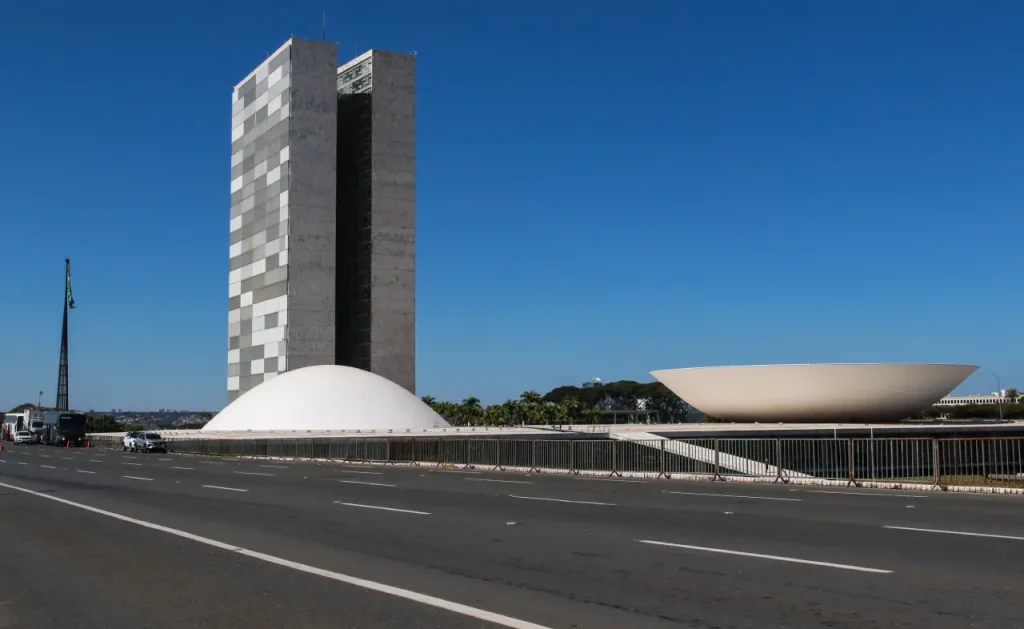 Entre a vitrine eleitoral e o custo econômico: os riscos da pressa com a escala 6×1 e a ‘taxa das blusinhas’