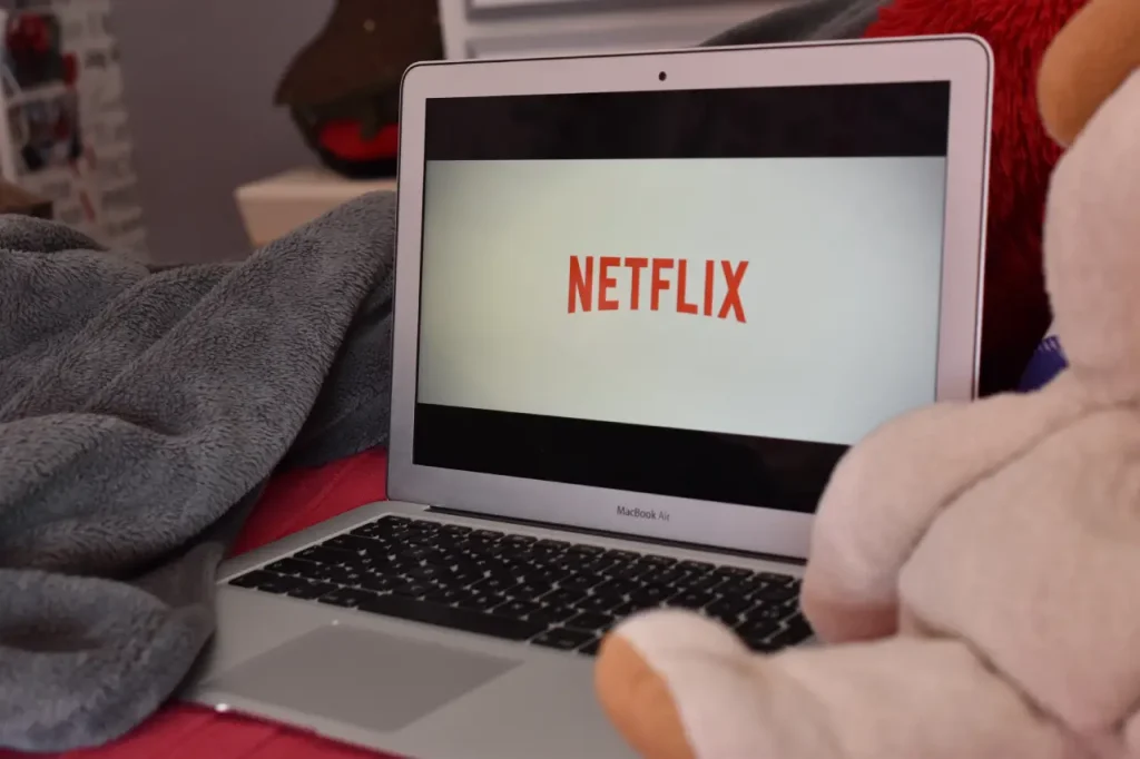 Netflix pode cobrar taxa por assinante extra e restringir compartilhamento