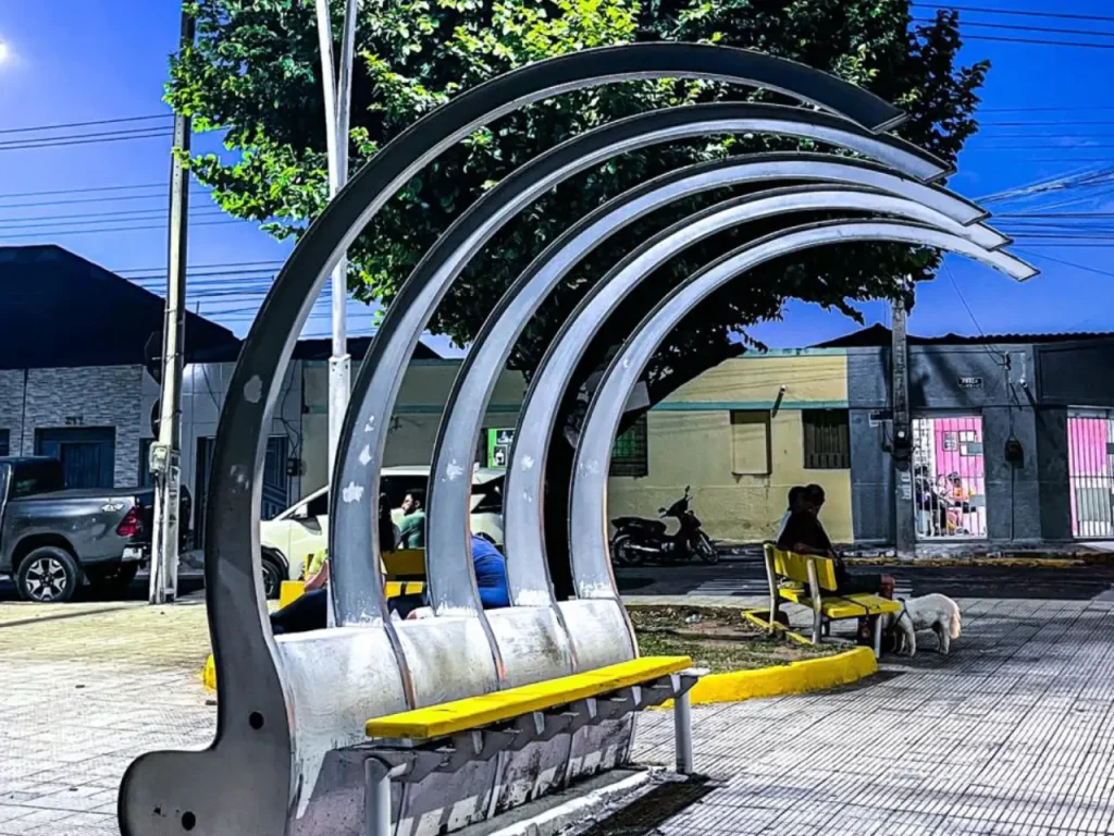 Abrigo de ônibus localizado na Praça do Sol, bairro Pirajá em Juazeiro do Norte. Local de grandes fluxos de pessoas e veículos.