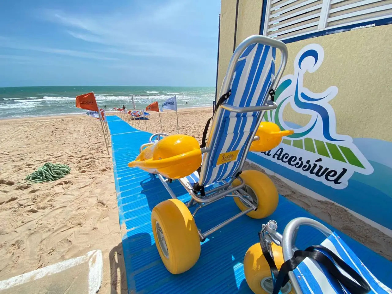 Cadeira e rampa do projeto Praia Acessível