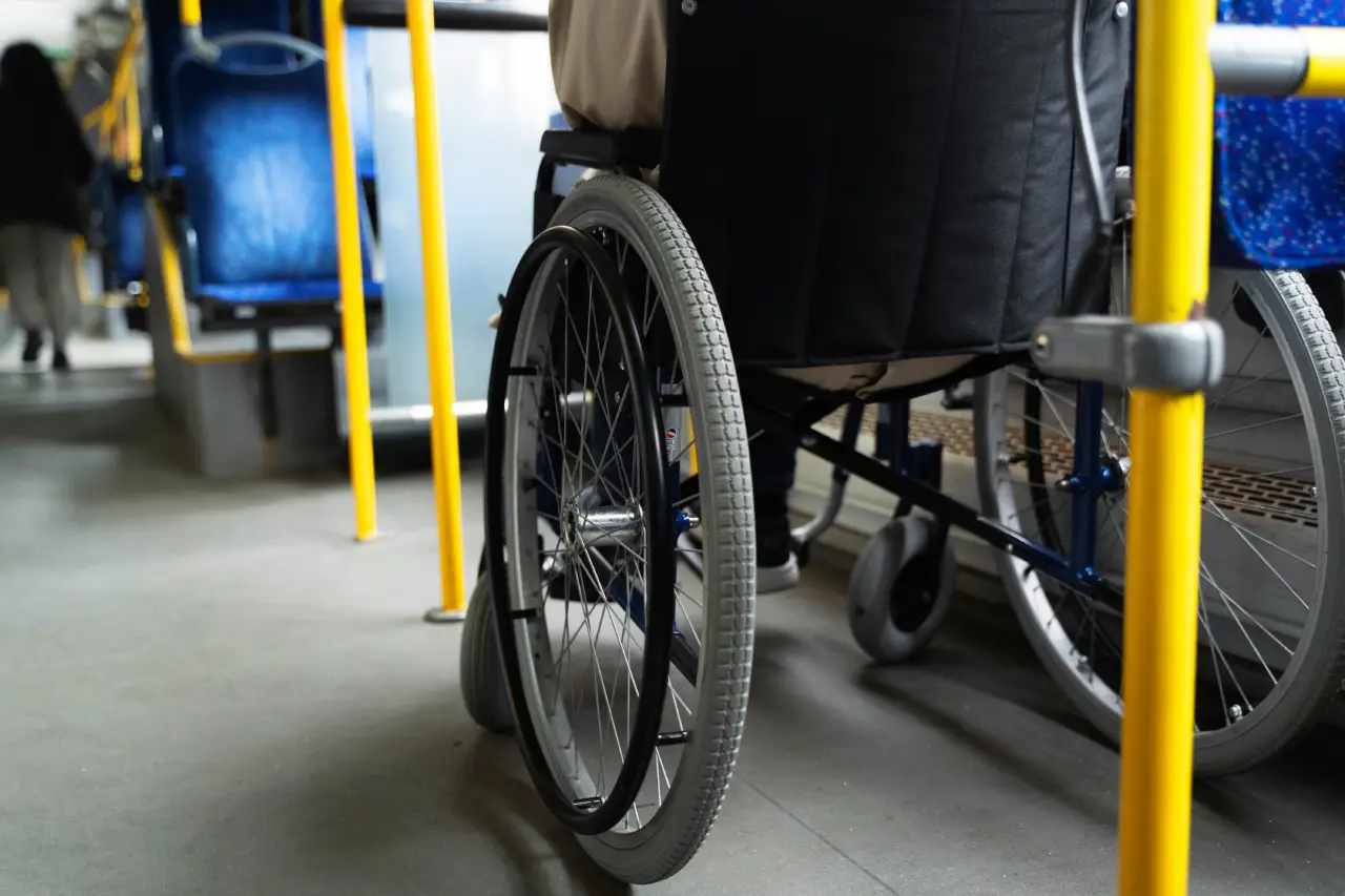 Pessoa em cadeira de rodas dentro de ônibus