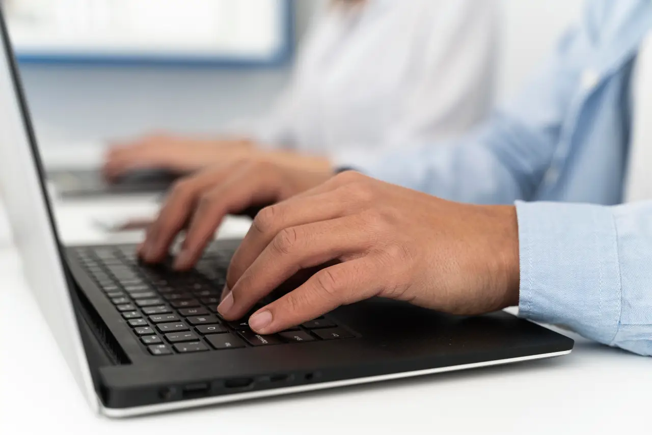 homem-digitando-em-um-teclado-de-laptop