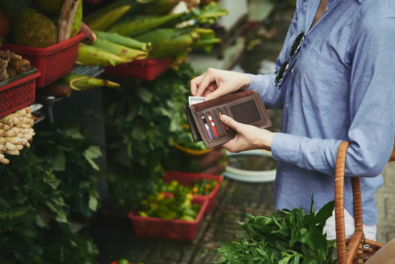 Mulher compra produtos do agronegócio