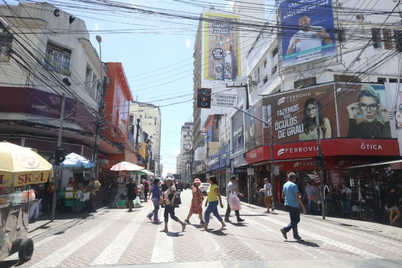Pessoas andando em rua do Centro de Fortaleza