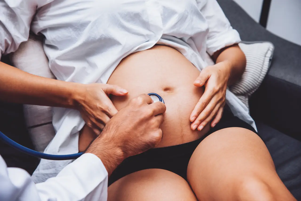 Médico examinando mulher grávida